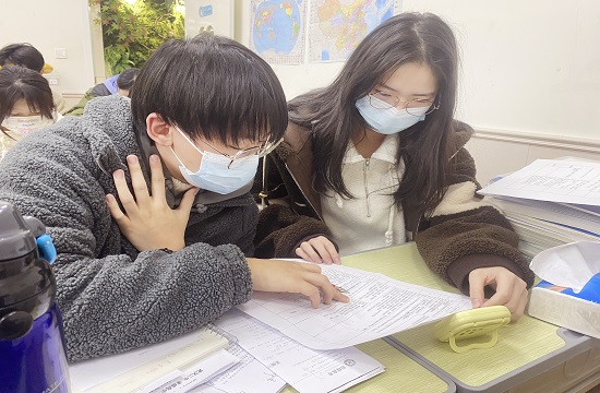 5.学生讨论照片.jpg